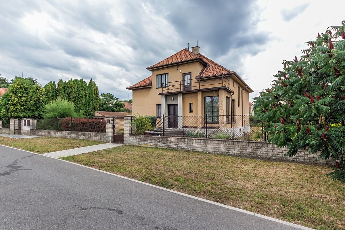 Prodej rodinného domu 215 m², pozemek 1120 m² – fotografie 2