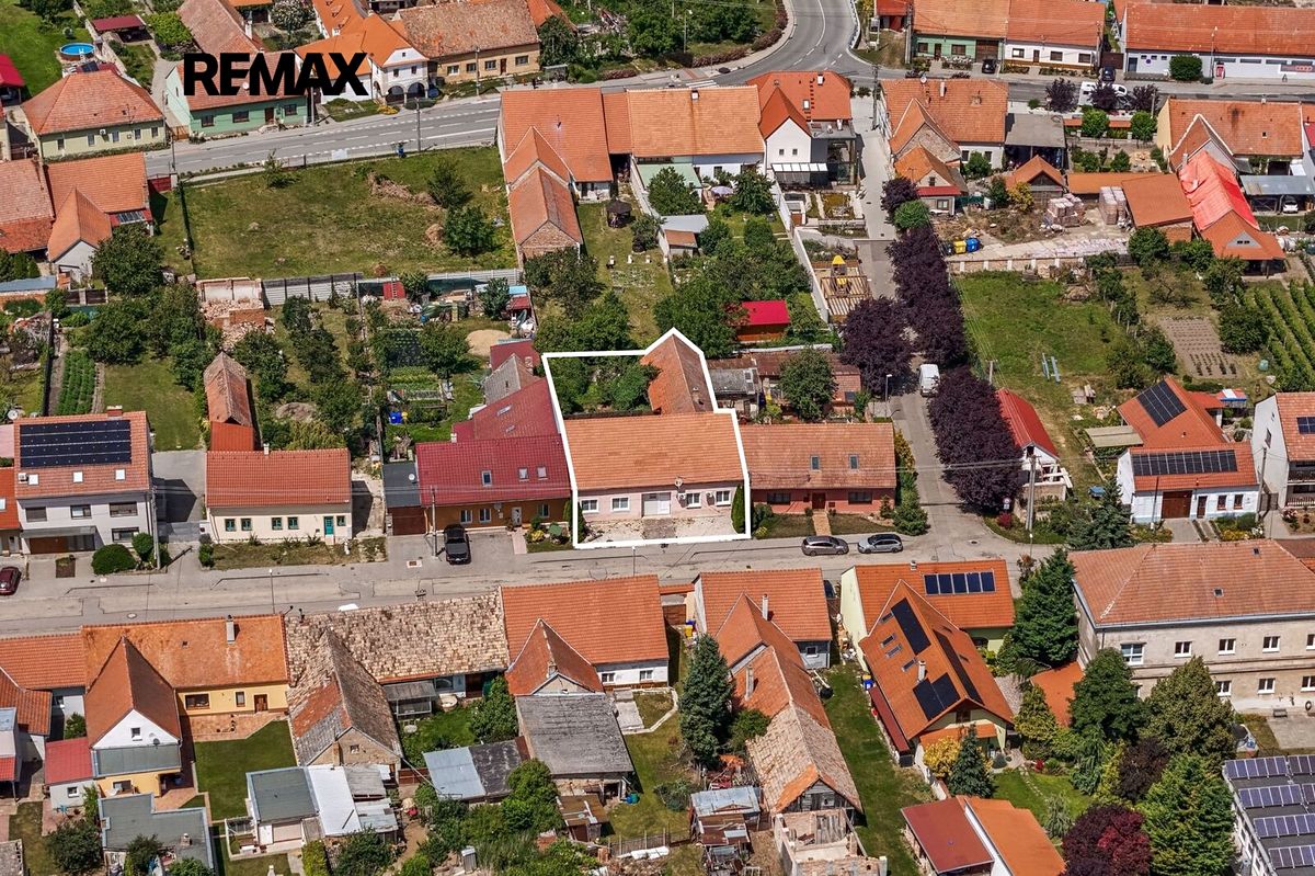 Prodej rodinného domu 248 m², pozemek 672 m² – fotografie 2