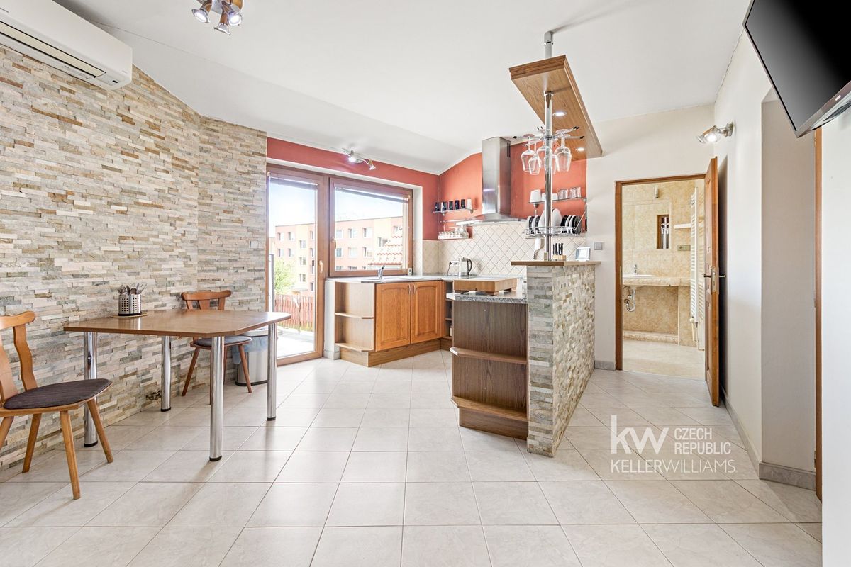 Prodej rodinného domu 471 m², pozemek 427 m² – fotografie 2