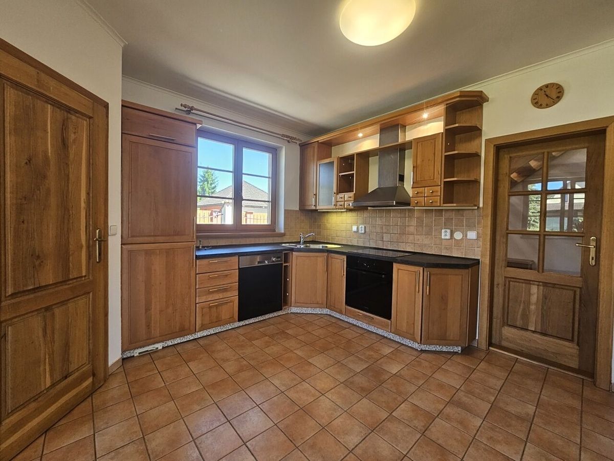 Prodej rodinného domu 252 m², pozemek 1150 m² – fotografie 4
