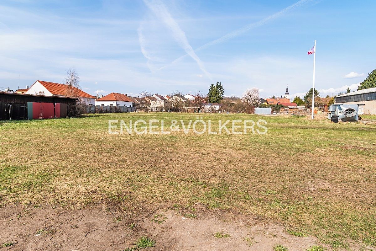 Pronájem komerčního pozemku 2593 m²