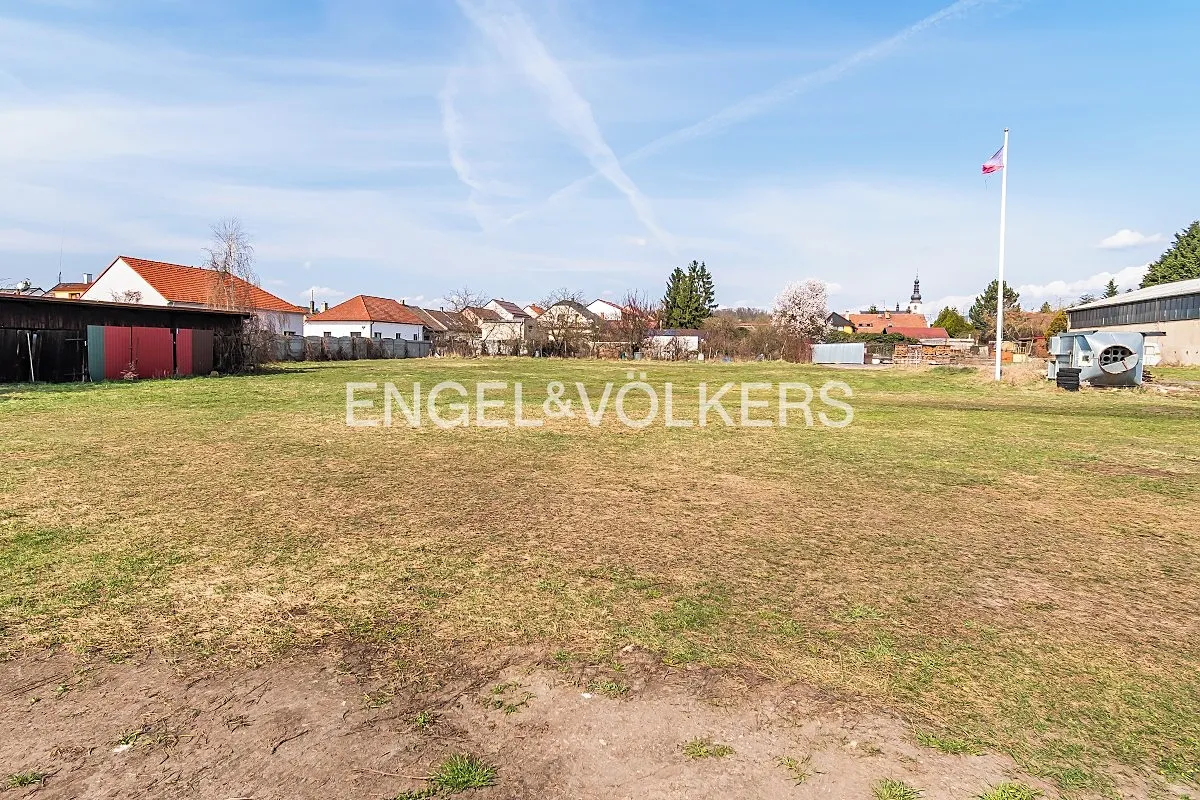 Pronájem komerčního pozemku 2593 m²