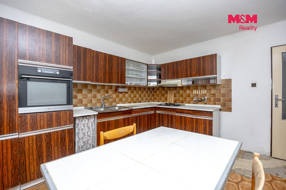 Prodej rodinného domu 242 m², pozemek 242 m² – fotografie 2