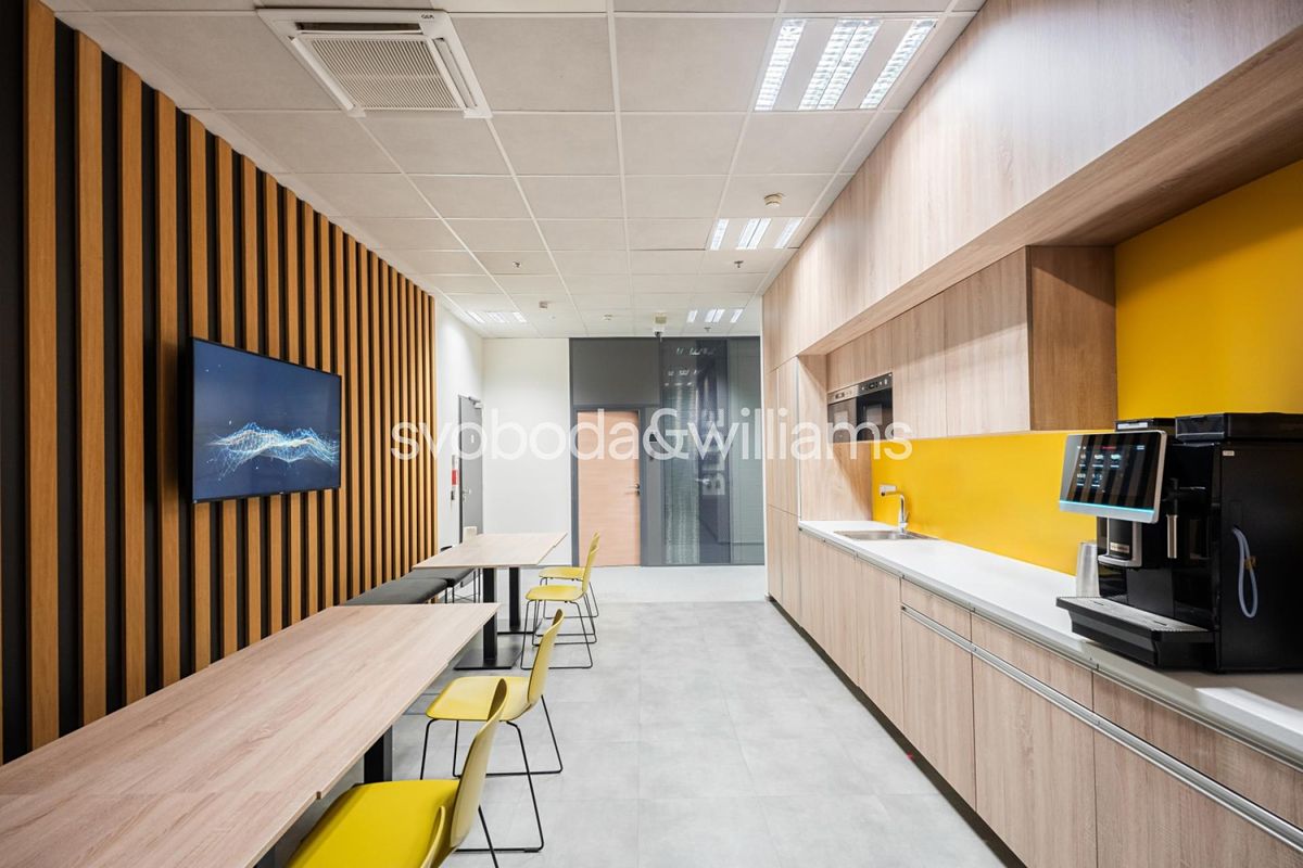 Pronájem kanceláře 733 m² – fotografie 2