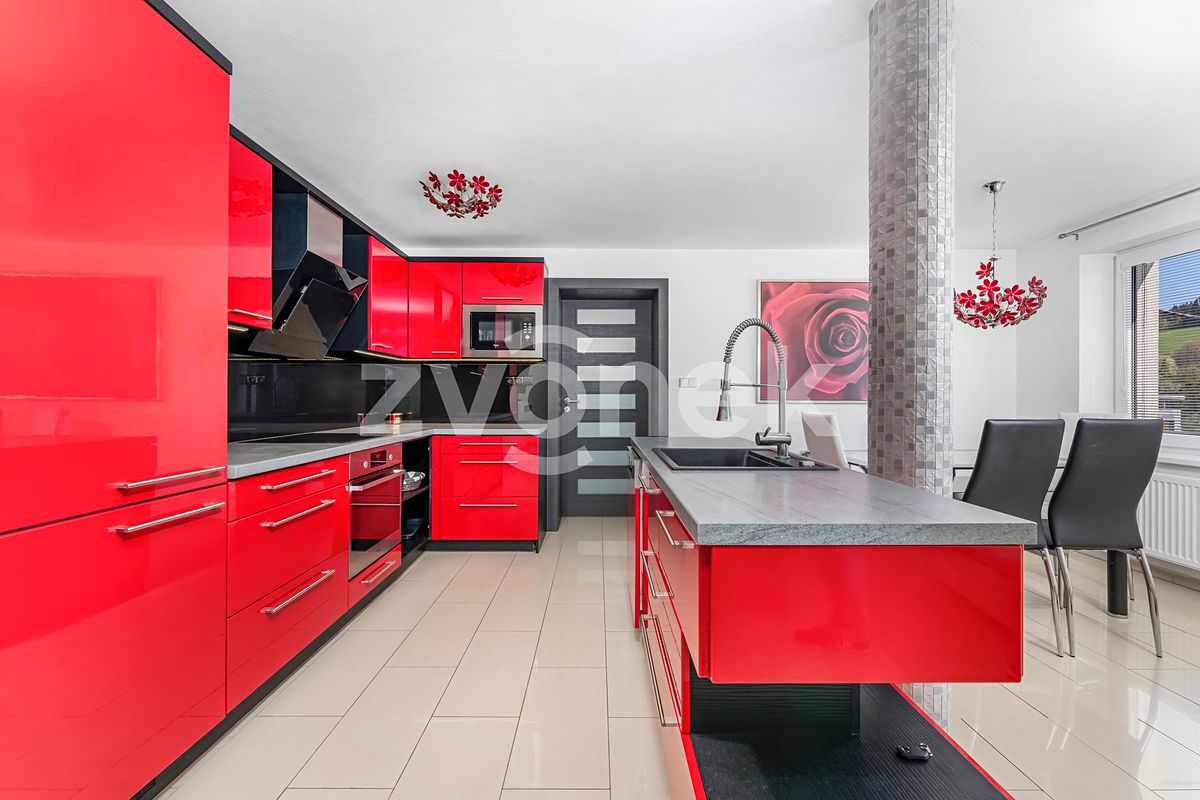 Prodej rodinného domu 258 m², pozemek 1107 m² – fotografie 3