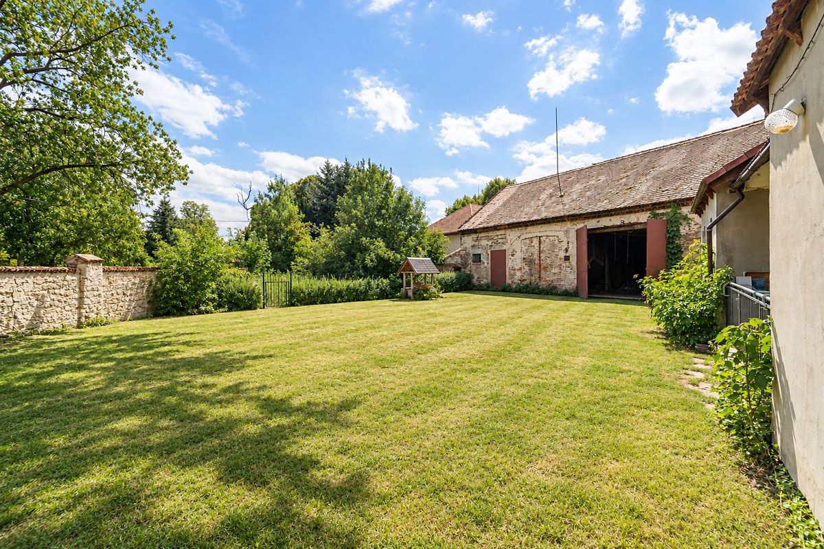 Prodej rodinného domu 170 m², pozemek 846 m² – fotografie 2