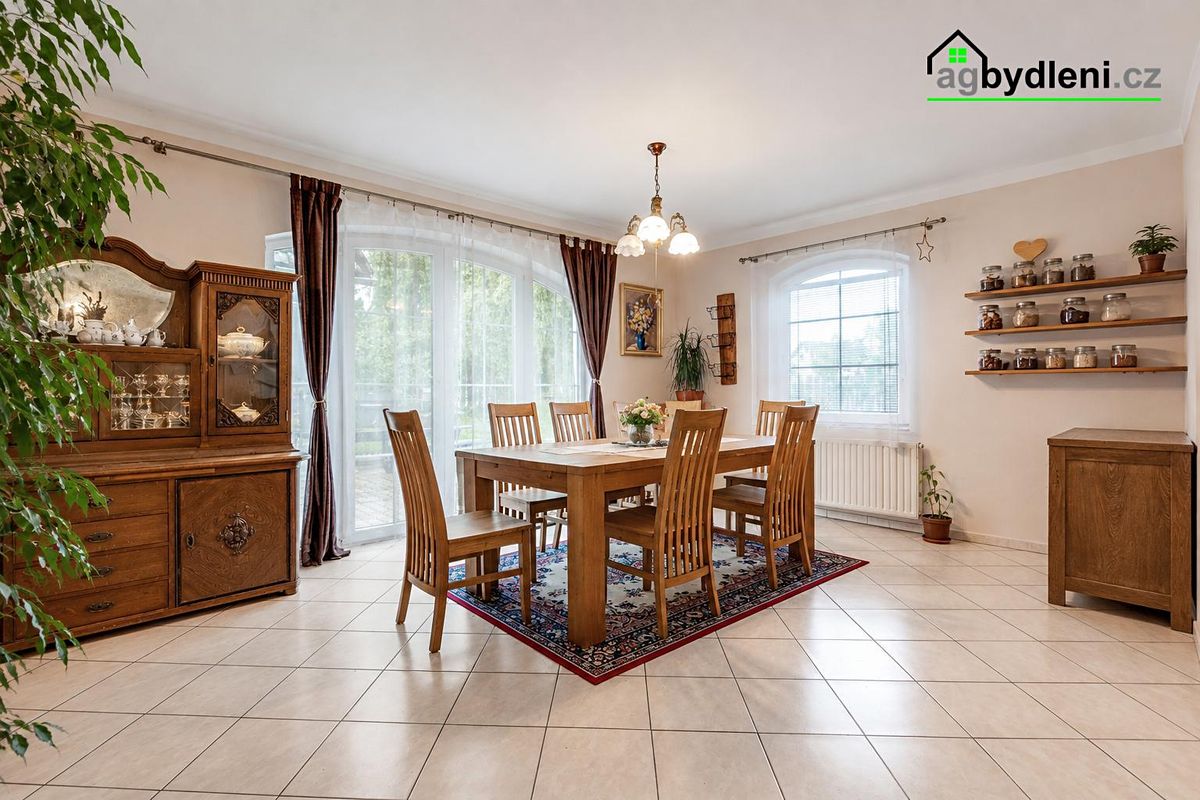 Prodej rodinného domu 280 m², pozemek 622 m² – fotografie 2