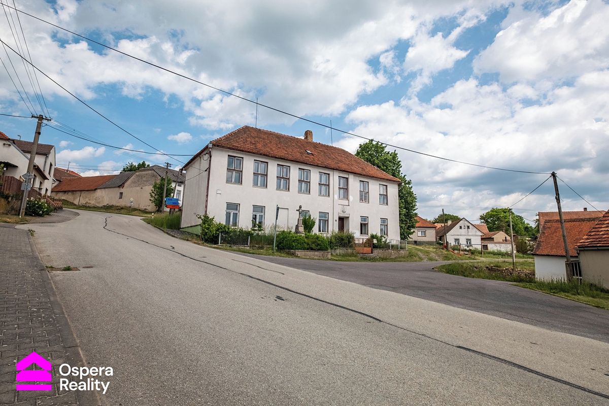 Prodej rodinného domu 260 m², pozemek 575 m² – fotografie 2