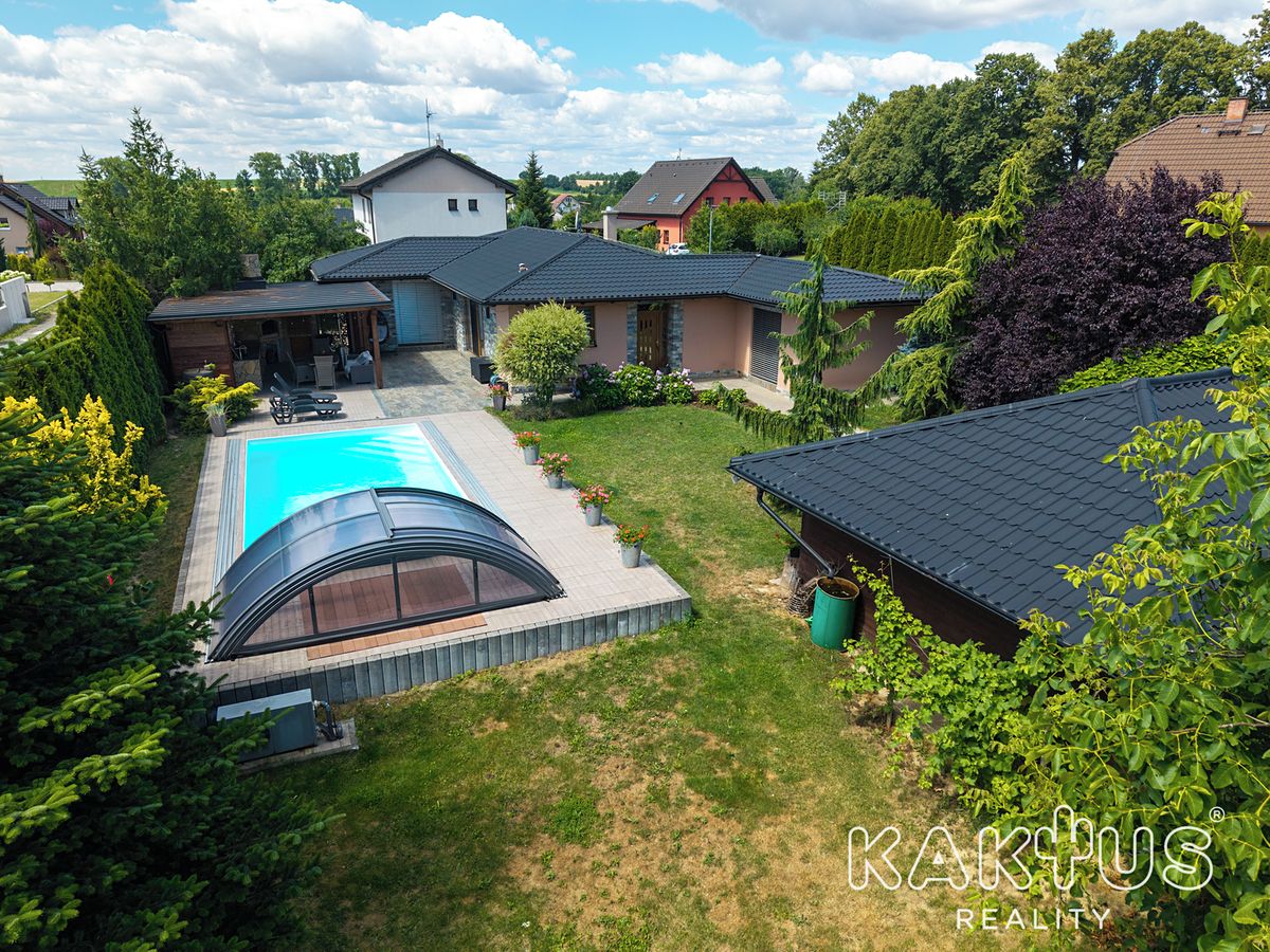 Prodej rodinného domu 248 m², pozemek 1049 m²