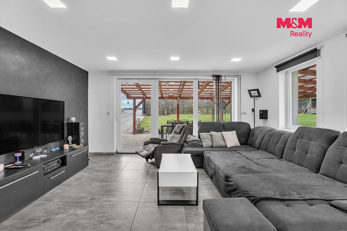 Prodej rodinného domu 225 m², pozemek 1194 m² – fotografie 4