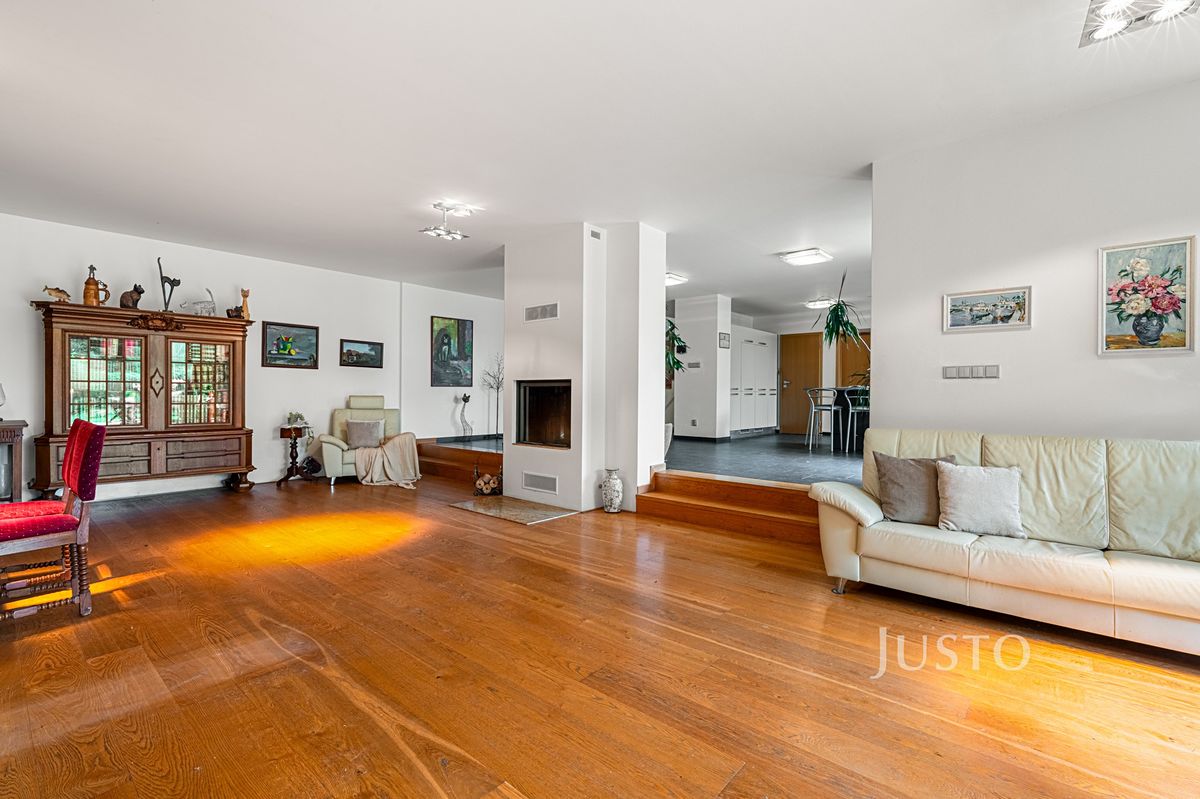 Prodej rodinného domu 456 m², pozemek 1300 m² – fotografie 5