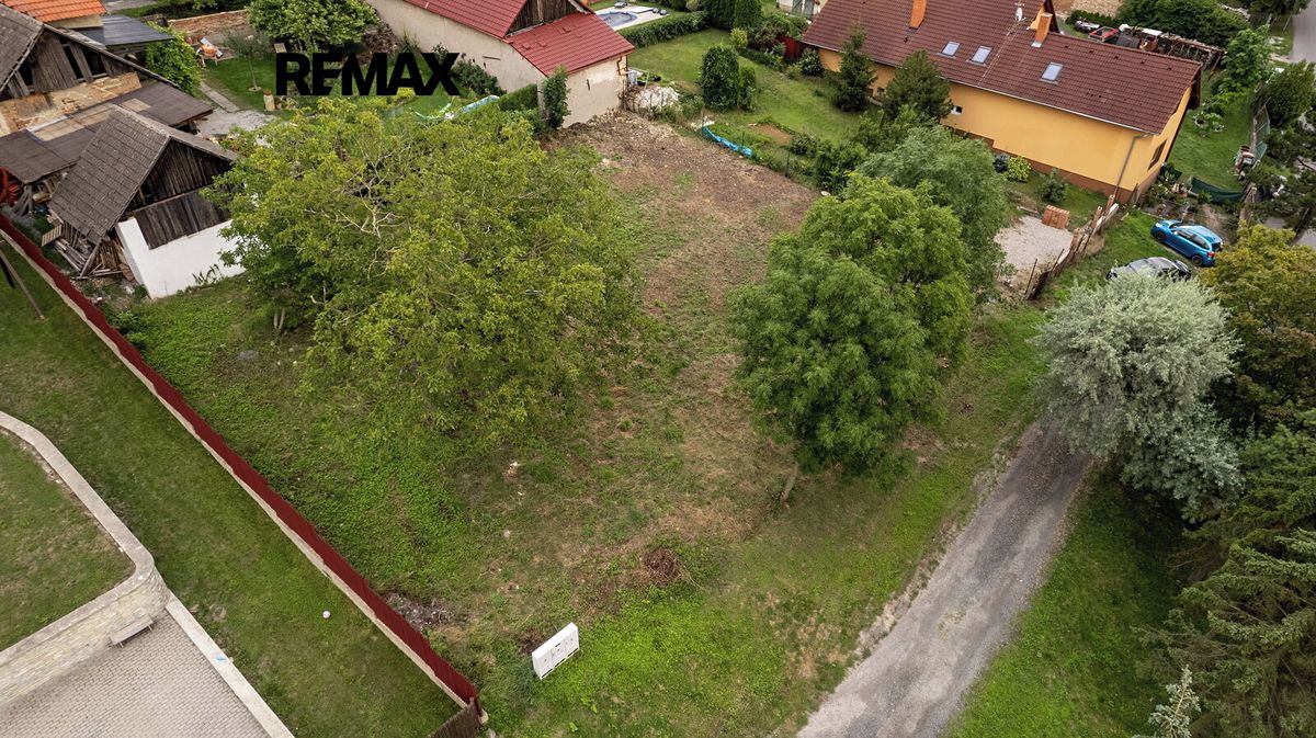 Prodej stavebního pozemku 825 m² – fotografie 3