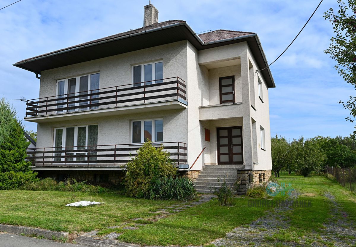 Prodej rodinného domu 222 m², pozemek 1131 m² – fotografie 2