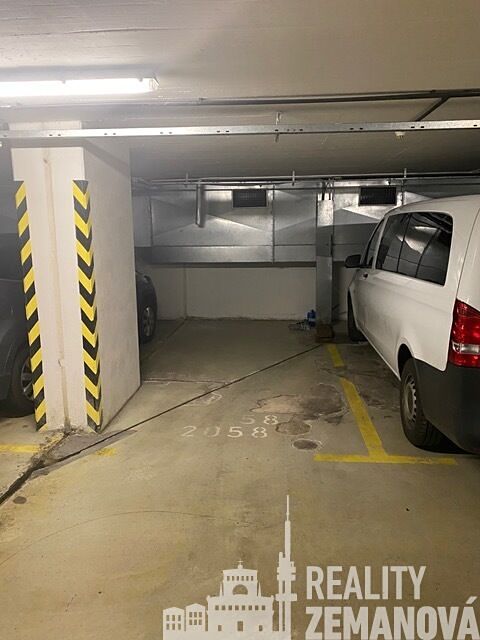 Pronájem garážového stání 23 m²