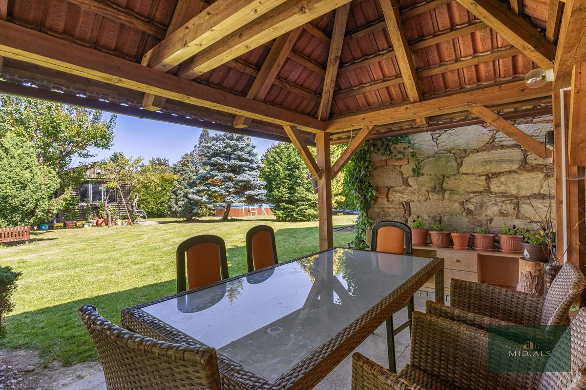 Prodej rodinného domu 200 m², pozemek 1164 m² – fotografie 2
