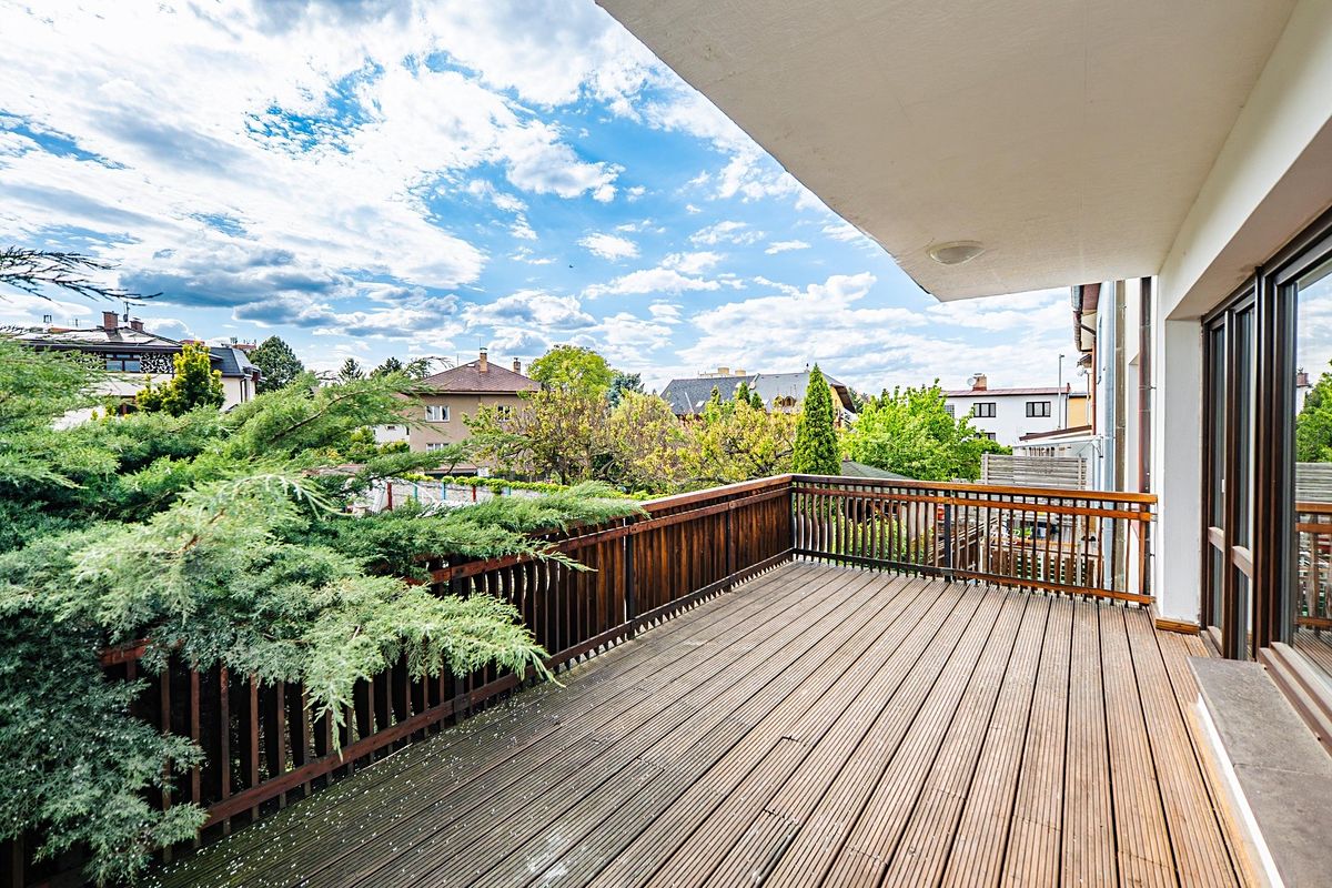 Prodej vily 340 m², pozemek 422 m² – fotografie 2