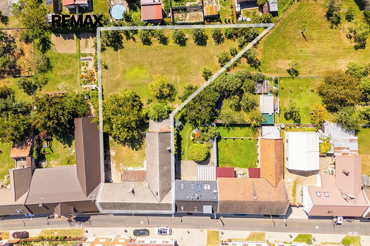 Prodej rodinného domu 278 m², pozemek 530 m² – fotografie 2