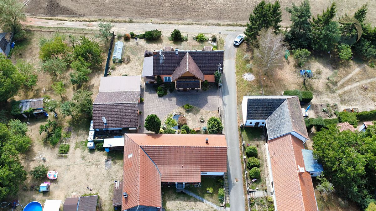 Prodej rodinného domu 148 m², pozemek 915 m² – fotografie 2