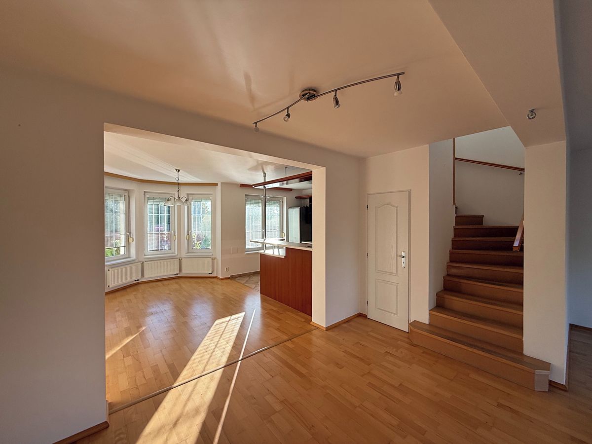 Prodej rodinného domu 185 m², pozemek 726 m² – fotografie 3