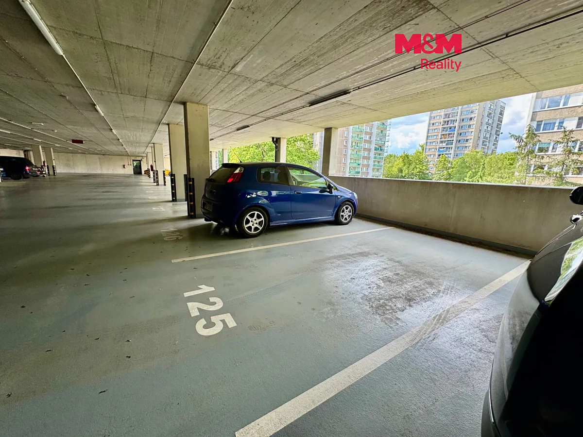 Pronájem garážového stání 13 m²