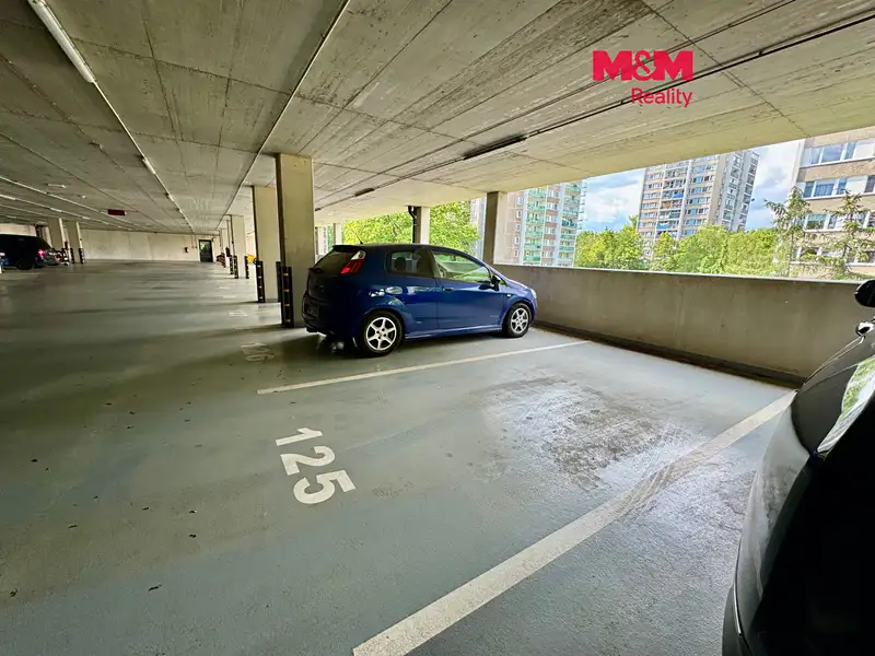 Pronájem garážového stání 13 m², Pardubice – náhled fotky 1