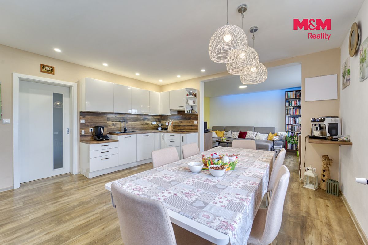 Prodej rodinného domu 197 m², pozemek 1100 m² – fotografie 2