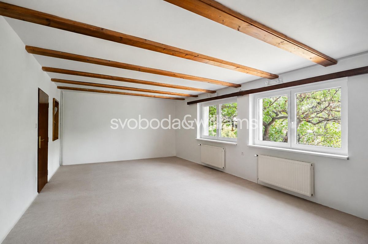Prodej rodinného domu 246 m², pozemek 681 m² – fotografie 2