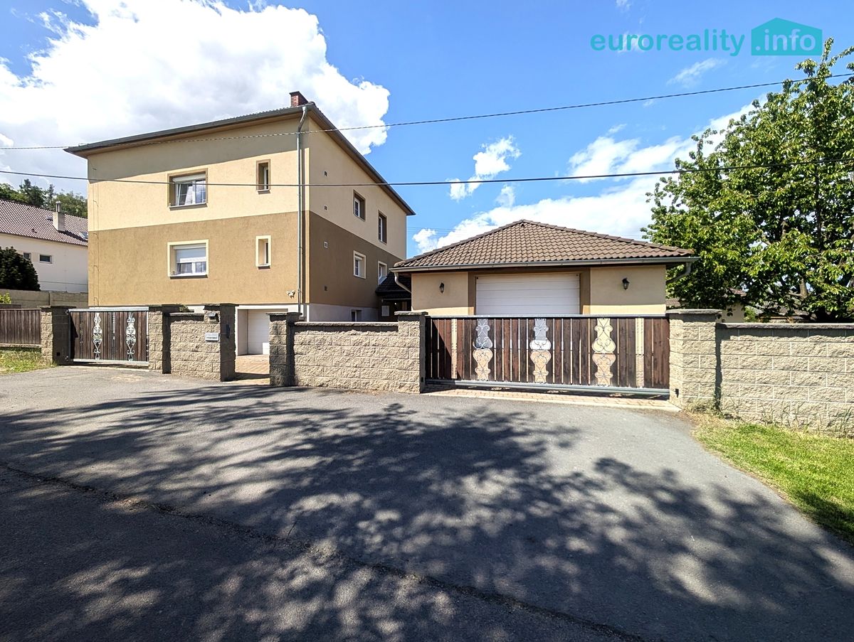 Prodej rodinného domu 240 m², pozemek 1087 m² – fotografie 2