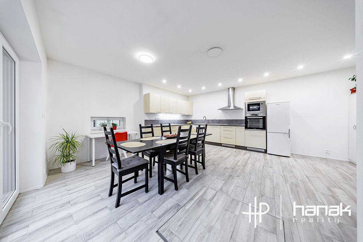 Prodej rodinného domu 200 m², pozemek 1173 m² – fotografie 4