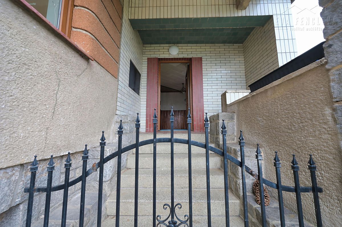 Prodej rodinného domu 140 m², pozemek 1179 m² – fotografie 2