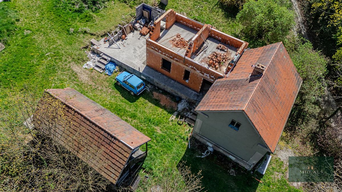 Prodej rodinného domu 200 m², pozemek 1891 m² – fotografie 2