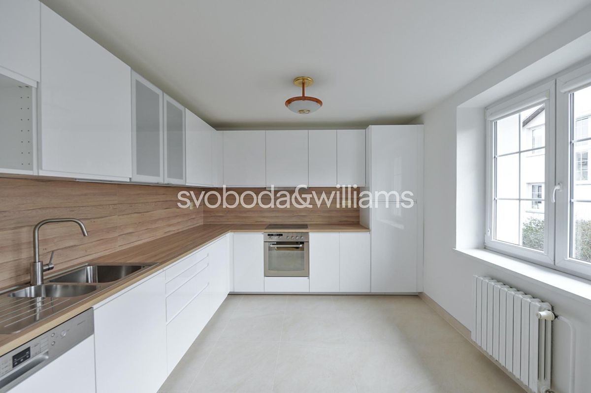 Pronájem rodinného domu 380 m², pozemek 748 m² – fotografie 3