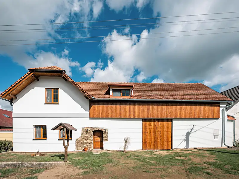 Prodej rodinného domu 370 m², pozemek 2115 m², Černovice – náhled fotky 2