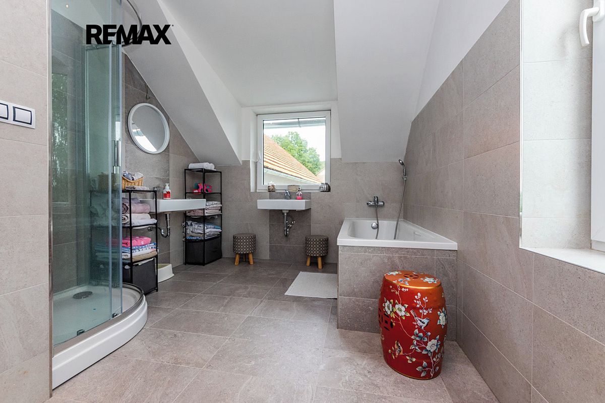 Prodej rodinného domu 250 m², pozemek 1469 m² – fotografie 4
