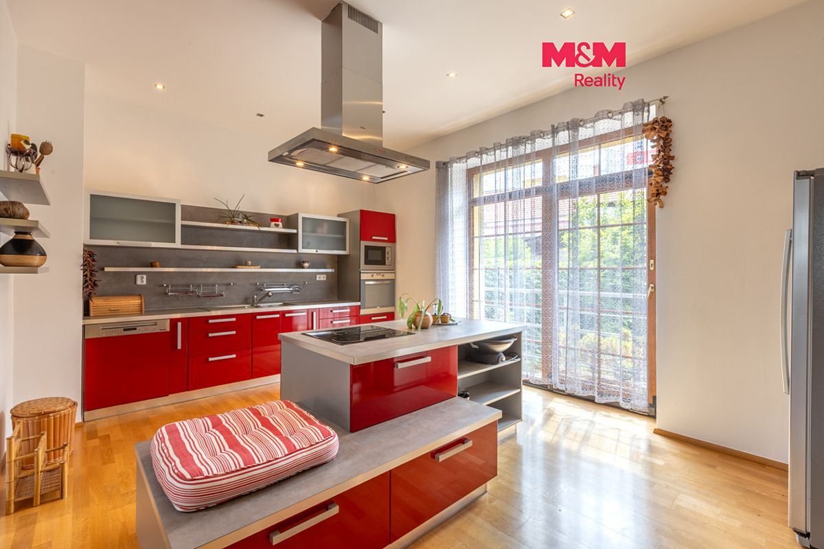 Prodej rodinného domu 280 m², pozemek 324 m²