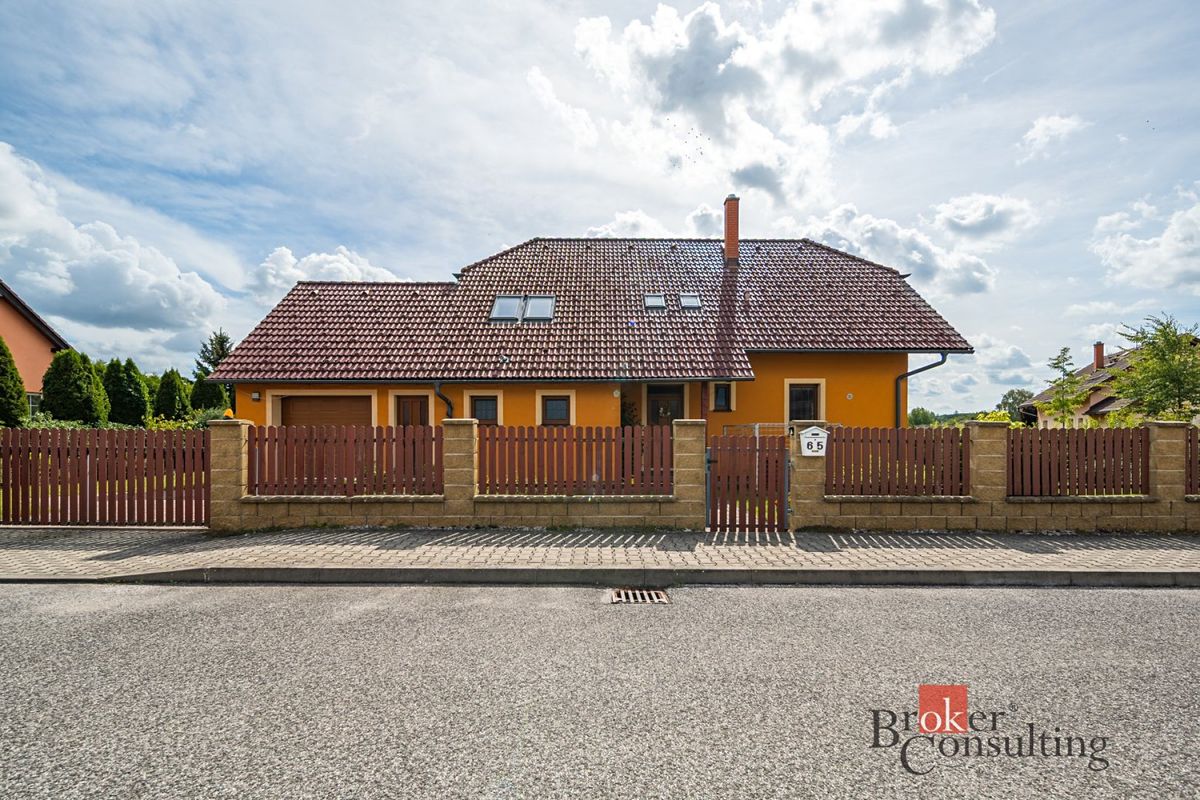 Prodej rodinného domu 198 m², pozemek 1618 m² – fotografie 2