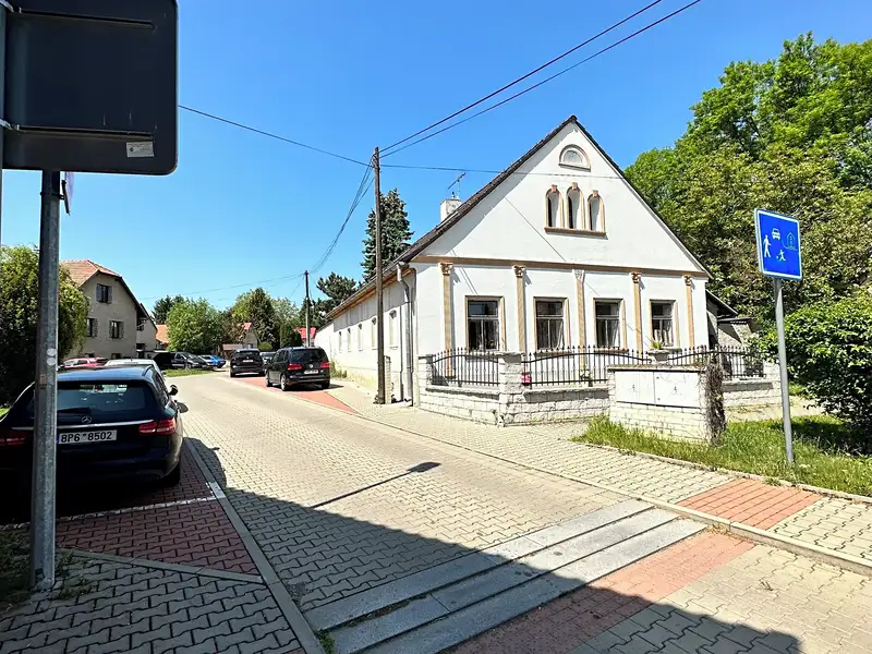 Prodej rodinného domu 250 m², pozemek 369 m², Praha – náhled fotky 1