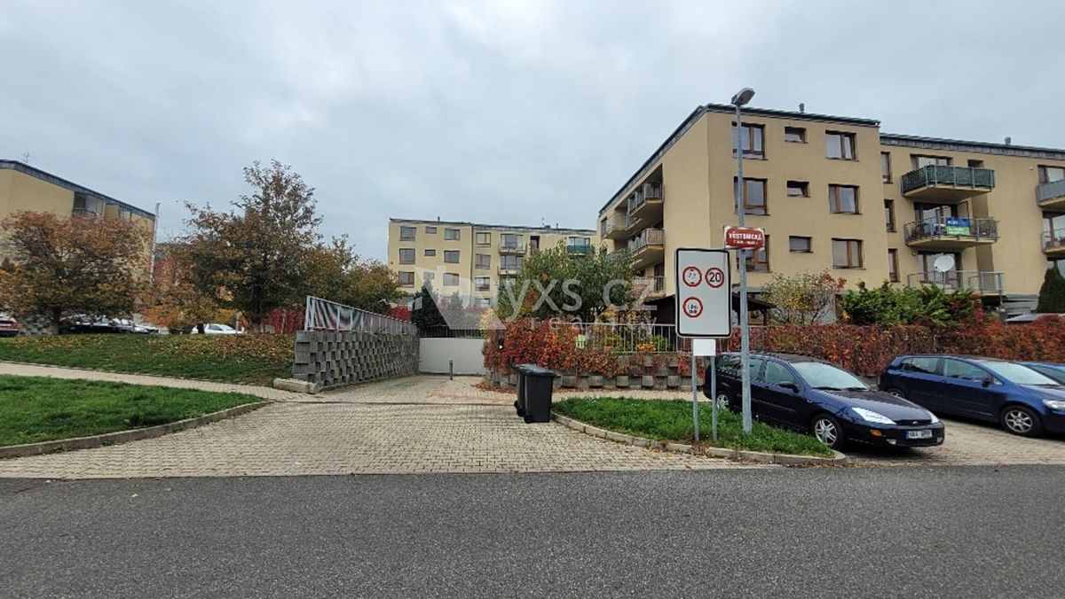 Pronájem garážového stání 12 m²