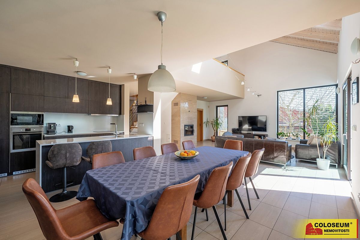 Prodej rodinného domu 287 m², pozemek 800 m² – fotografie 2