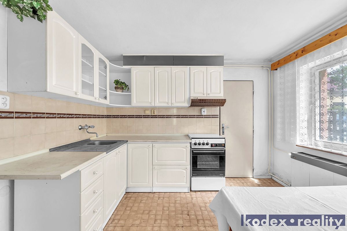 Prodej rodinného domu 270 m², pozemek 590 m² – fotografie 3