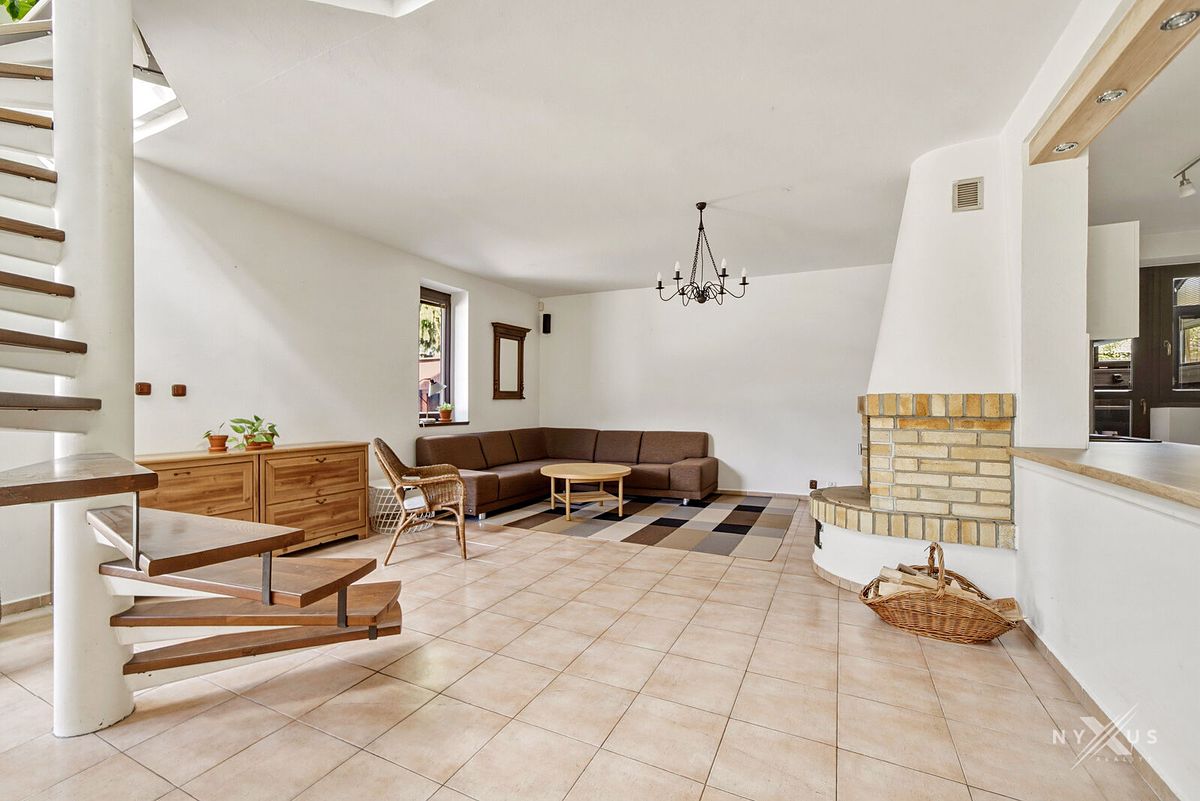 Prodej rodinného domu 290 m², pozemek 709 m² – fotografie 3