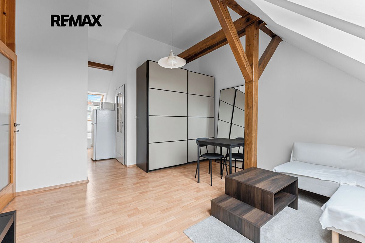 Prodej vícegeneračního domu 240 m², pozemek 197 m² – fotografie 2
