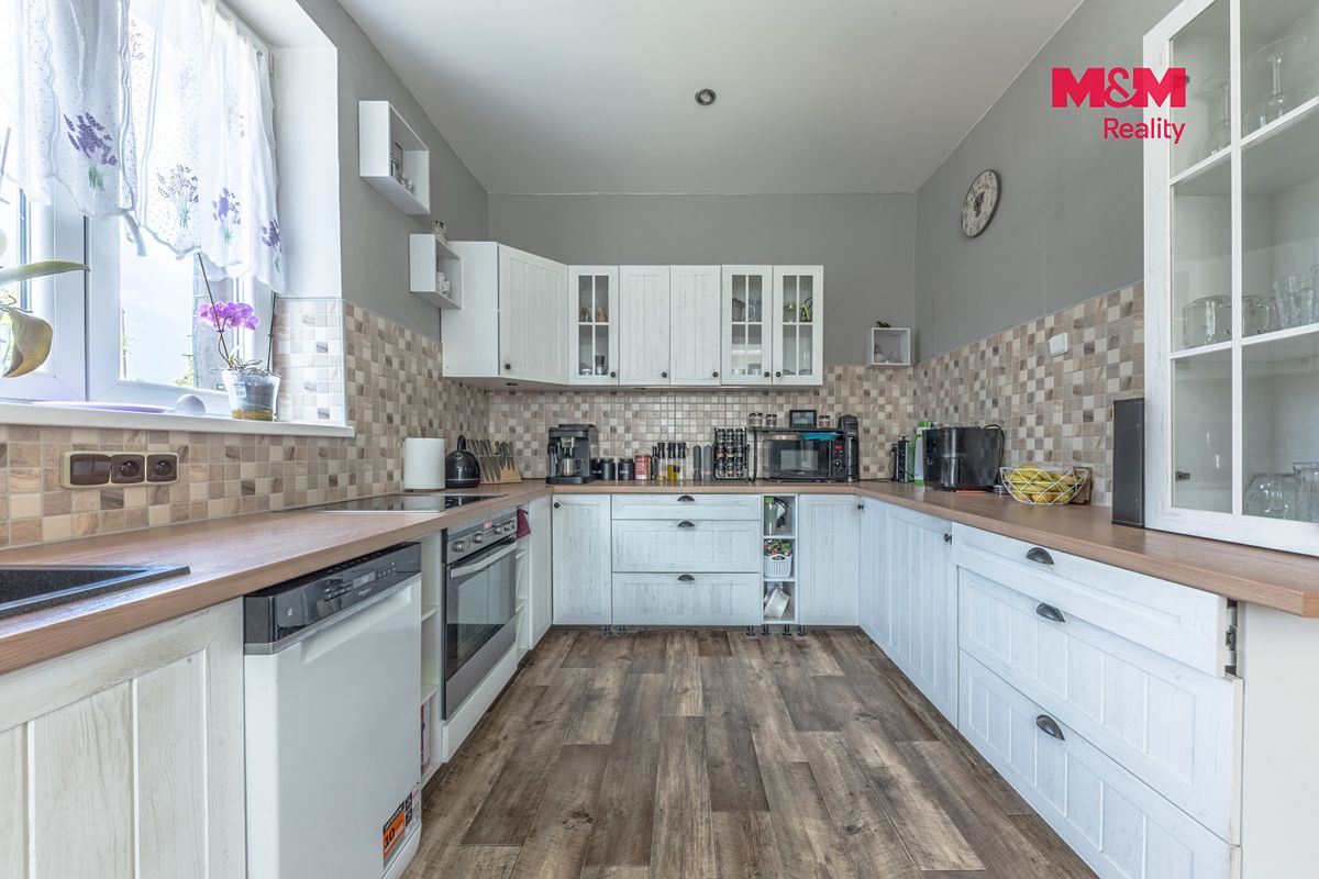 Prodej rodinného domu 230 m², pozemek 875 m² – fotografie 2