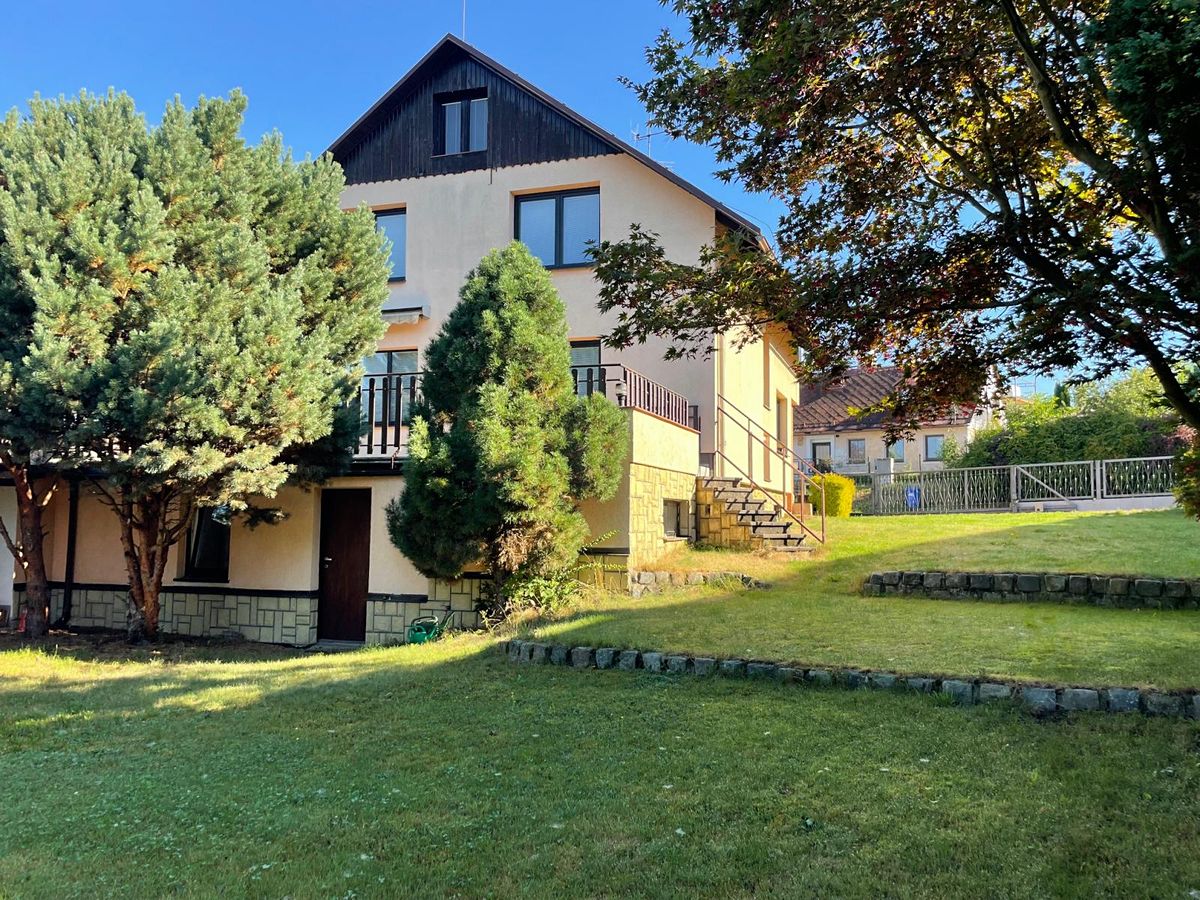 Prodej rodinného domu 321 m², pozemek 833 m²