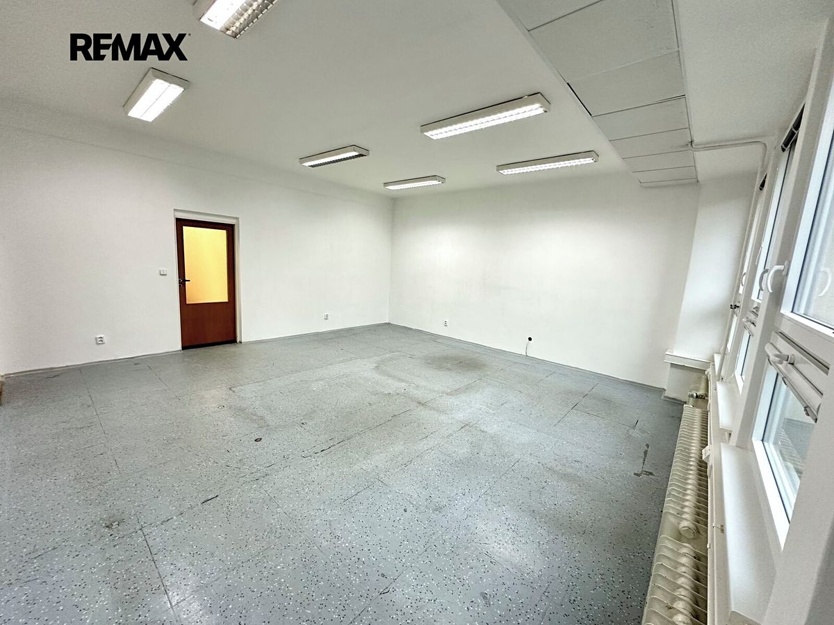 Pronájem kanceláře 45 m² – fotografie 3