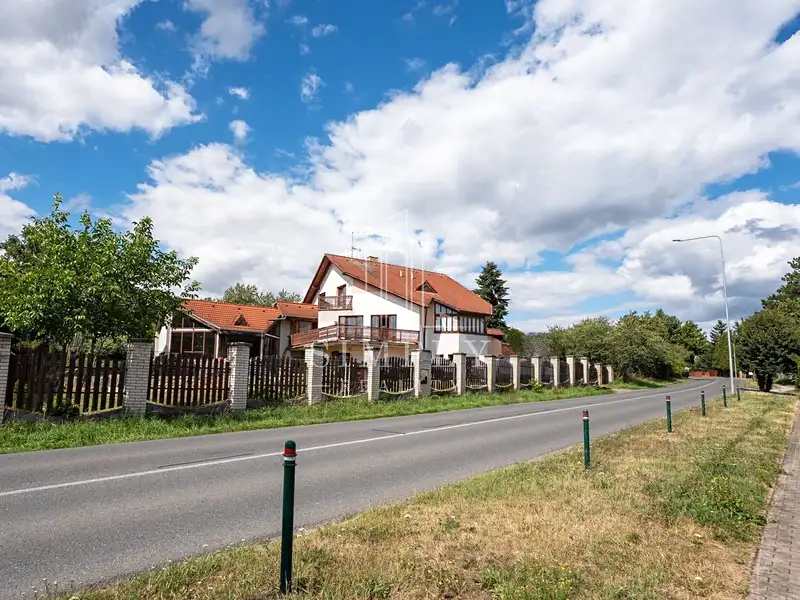 Prodej rodinného domu 400 m², pozemek 823 m², Černošice – náhled fotky 2