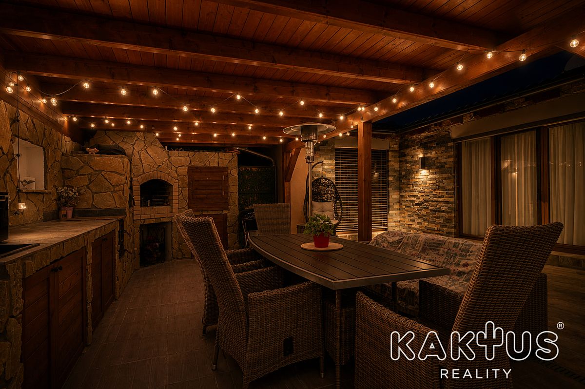 Prodej rodinného domu 248 m², pozemek 1049 m² – fotografie 3