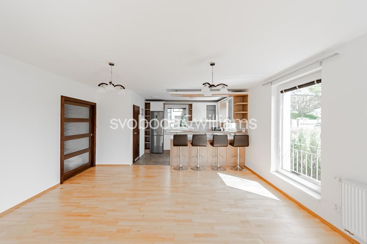 Pronájem rodinného domu 289 m², pozemek 869 m² – fotografie 4