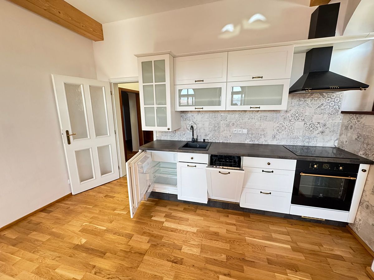 Pronájem bytu 1+kk 30 m² – fotografie 3
