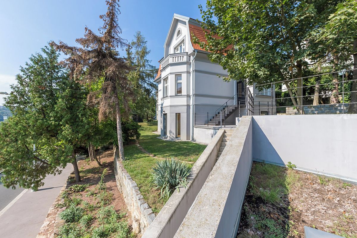 Prodej rodinného domu 185 m², pozemek 790 m² – fotografie 2